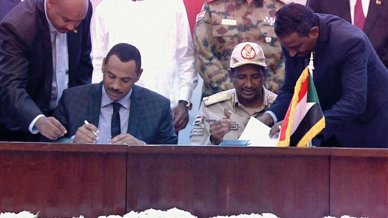 حميدتي وأحمد ربيع وقّعا الاتفاق ممثلَين عن المجلس العسكري و«قوى الحرية والتغيير».  من المصدر