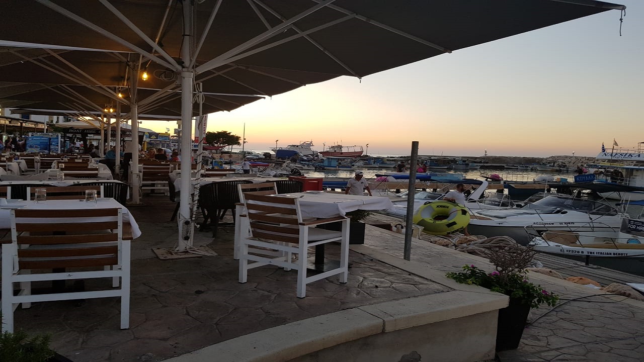 الاستمتاع بوجبة من الأسماك وثمار البحر الشهية التي تشتهر فيها جزيرة قبرص والتي تقدمها المطاعم الواقعة على ضفاف الميناء في مدينة بافوس