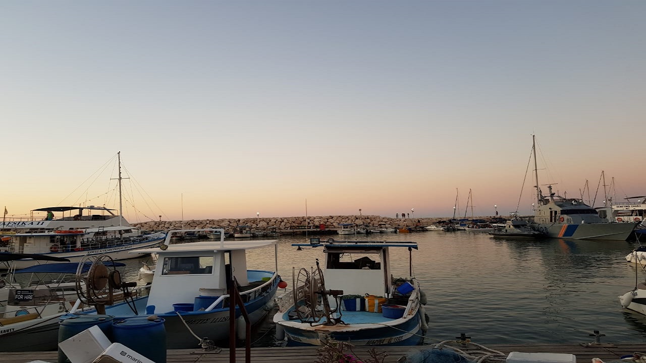 البواخر التقليدية تنظم رحلات تغادر يوميا الى البحيرة، لتنقل قاصديها للسباحة والاسترخاء لعدد من الساعات في مياهها الصافية التي تسمح لهم بمشاهدة أعماق البحر بكل وضوح