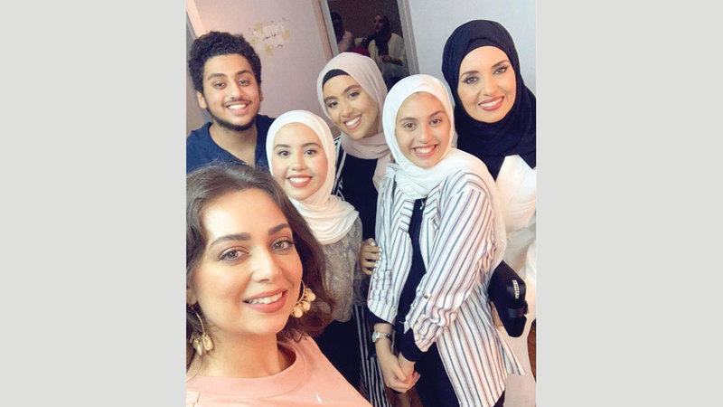 هبة مجدي تلتقط «سيلفي» برفقة جيهان وأولادها. من المصدر