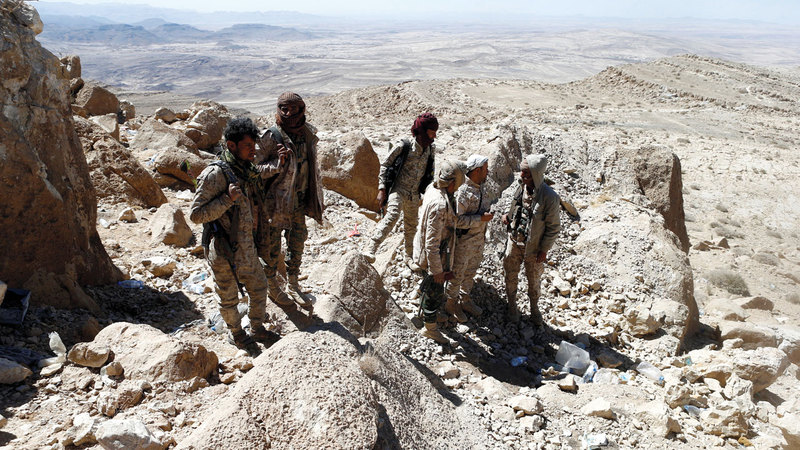 قوات من الشرعية اليمنية في أحد المواقع بجبهة نهم القريبة من صنعاء. رويترز