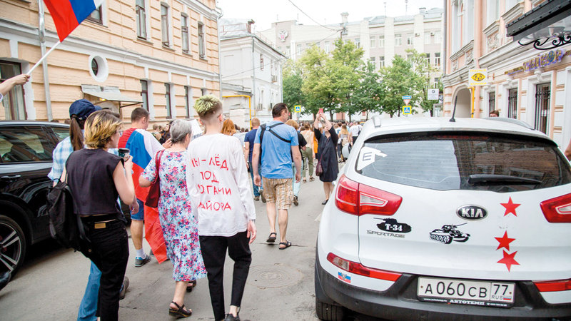 المتظاهرون يشكلون إشارة تحذير إلى المشكلة الماثلة في الأفق. غيتي