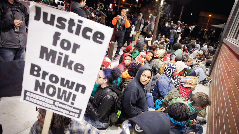 متظاهرون يطالبون بمحاكمة قتلة مايكل براون. غيتي