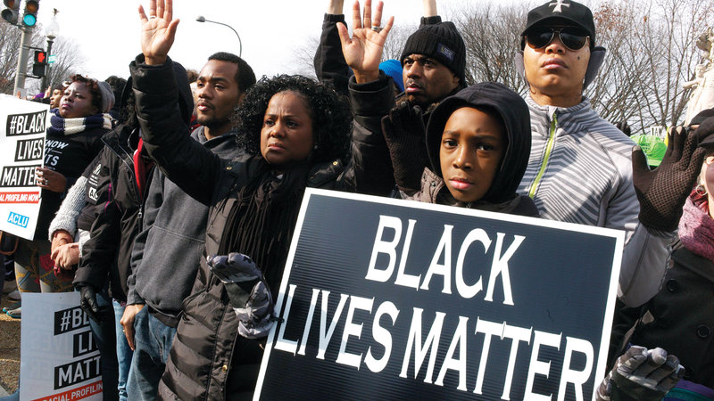متظاهرون يعربون عن غضبهم على زيادة عنف الشرطة ضد السود. غيتي