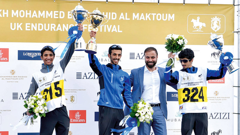 سالم الكتبي ومحمد عايدة وسعيد الحربي على منصّة تتويج &laquo;مهرجان محمد بن راشد للقدرة&raquo;.  وام