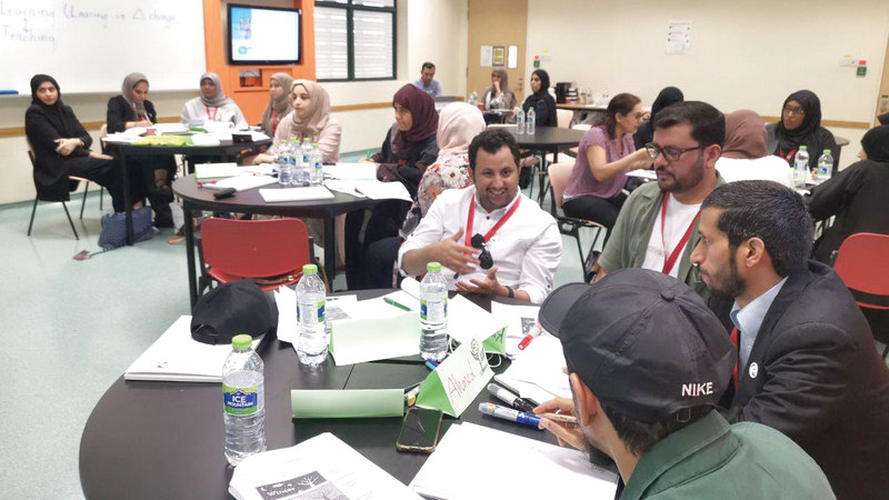 وفد المعلمين خلال البرنامج التدريبي في سنغافورة. من المصدر