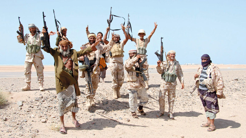 قوات من الشرعية اليمنية في إحدى مناطق المخاء.  رويترز