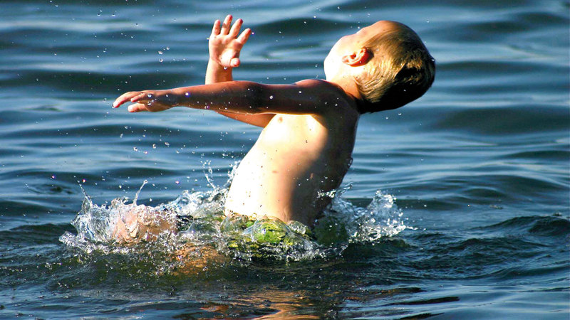 «الداخلية» دعت الأهالي إلى مراقبة الأطفال وعدم الانشغال عنهم أثناء السباحة.  أرشيفية