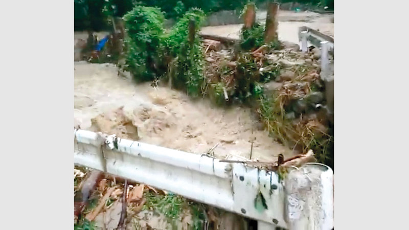 المياه جرفت كمية كبيرة من الطمي وأتلفت مزروعات.  رويترز