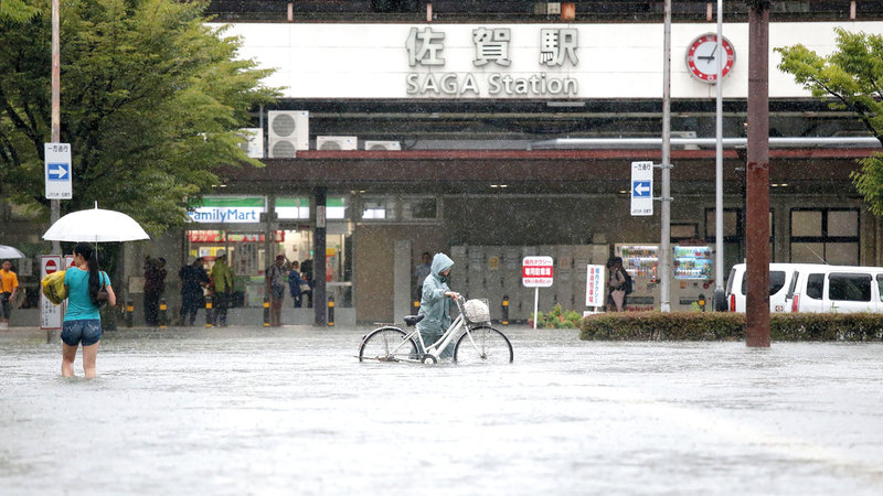 مياه الأمطار غمرت الطرق المؤدية إلى محطة ساغا للحافلات. أ.ف.ب