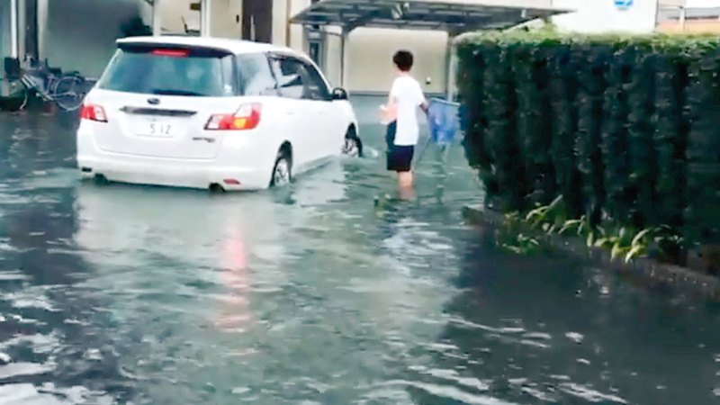 الأمطار غمرت الشوارع.. والسيارات تعطلت. رويترز