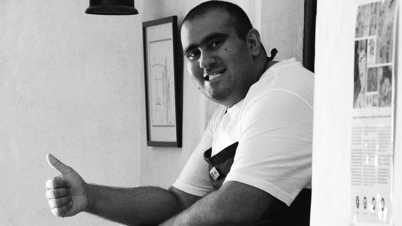 الفنان الإماراتي عبدالله لطفي. من المصدر