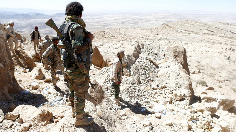 قوات من الشرعية اليمنية في أحد المواقع على جبهة نهم القريبة من صنعاء. رويترز