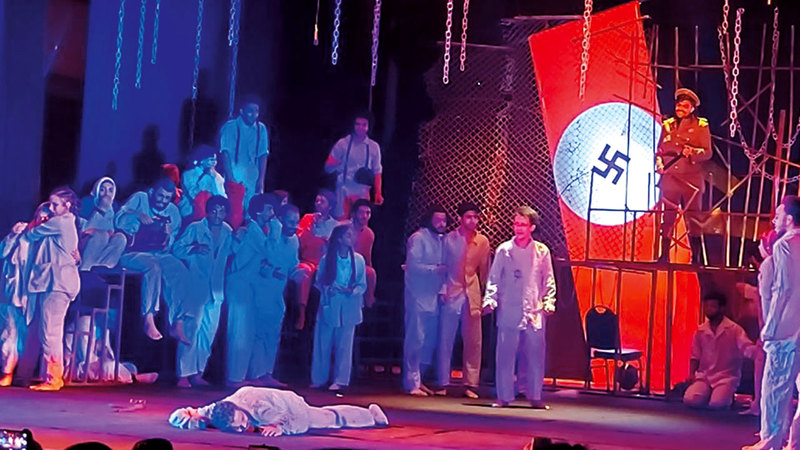 لقطة من المسرحية المثيرة للجدل.  من المصدر