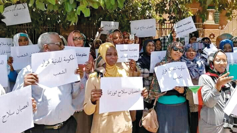 وقفة لتجمع المهنيين أثناء فعاليات الثورة ضد حكم البشير.  أرشيفية