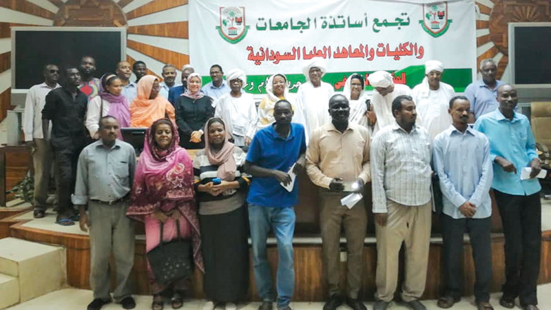 أعضاء في تجمع أساتذة الجامعات والكليات والمعاهد العليا.  أرشيفية