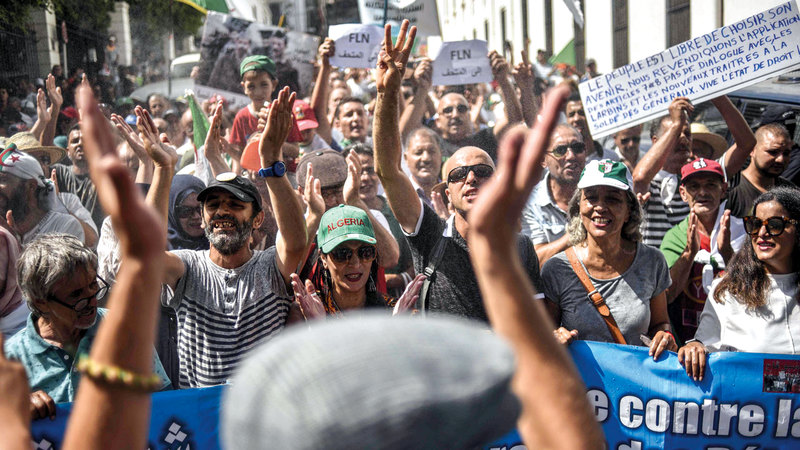 الجزائريون يواصلون بصبر تظاهراتهم.  أ.ف.ب