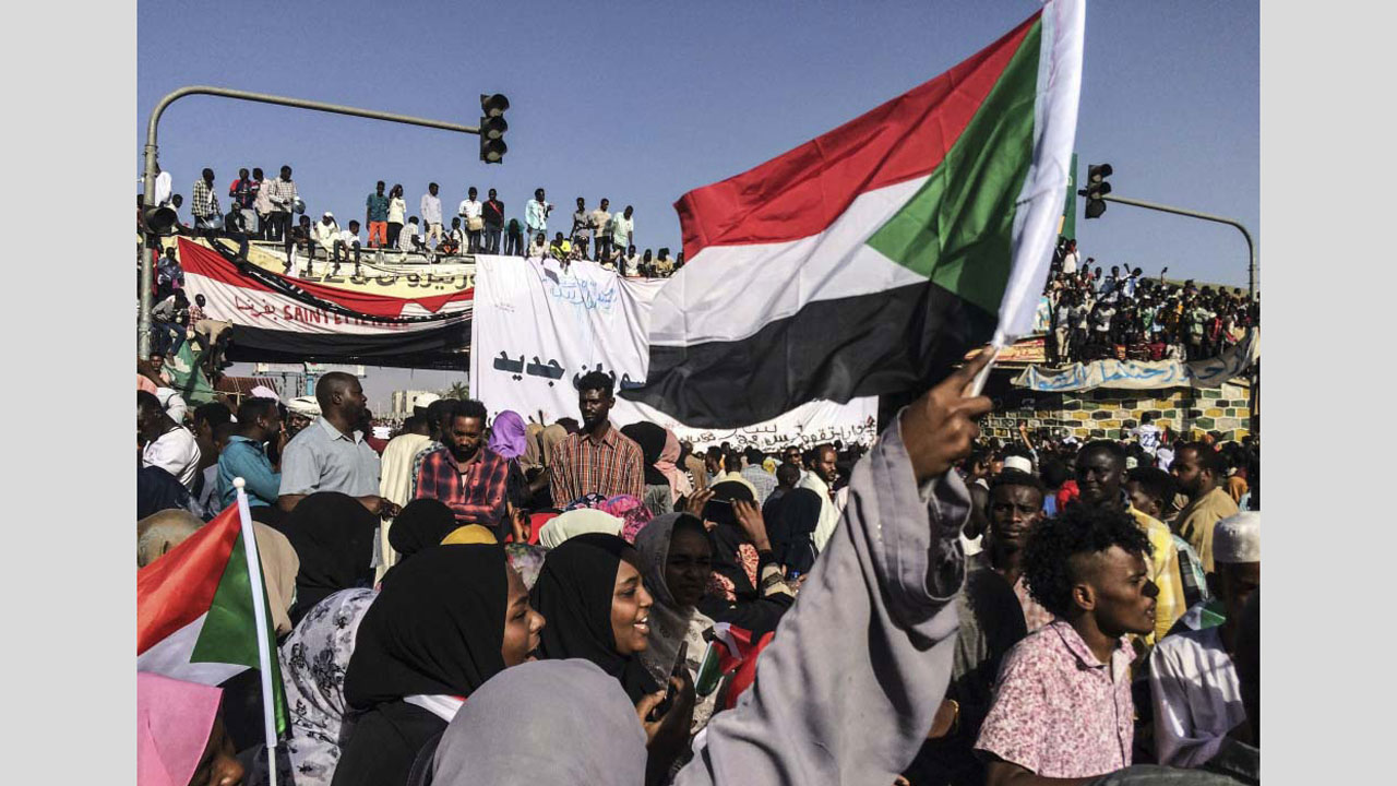 وقفة لتجمع المهنيين أثناء فعاليات الثورة ضد حكم البشير. أرشيفية