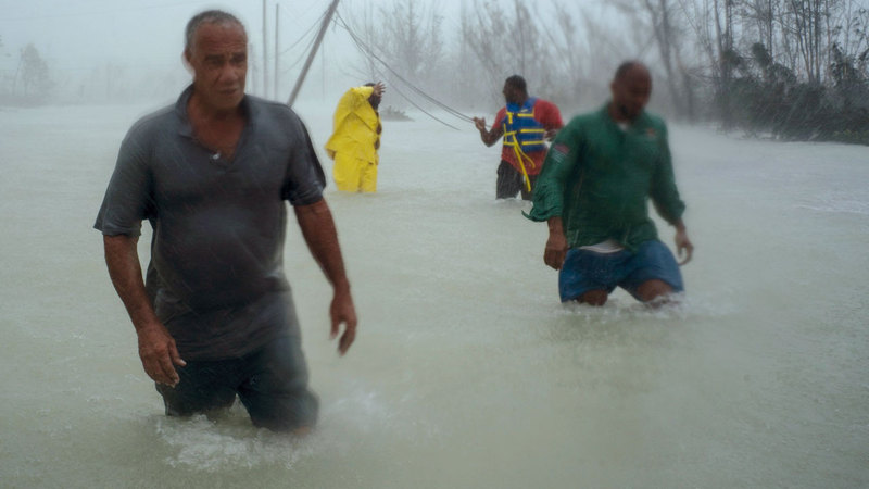 متطوعون يتجولون لإنقاذ الناجين من الإعصار في البهاما. أ.ب