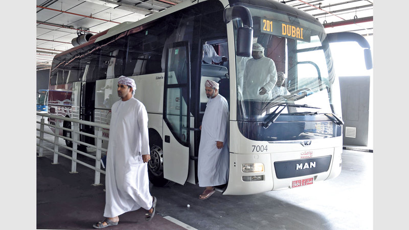أثناء وصول الركاب بالحافلة إلى دبي. من المصدر