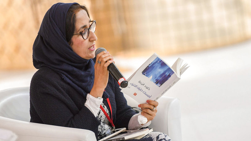 خلود المعلا قرأت عدداً من قصائدها خلال الأمسية. من المصدر