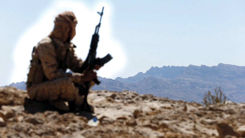 مقاتل من الشرعية في أحد المواقع بجبهة نهم القريبة من صنعاء. رويترز