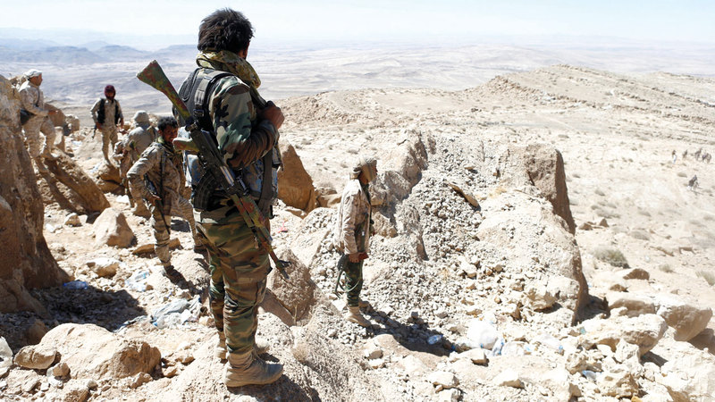 جنود من الجيش اليمني  في أحد المواقع بجبهة نهم.      رويترز