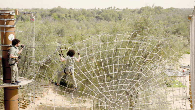 التوأم عبدالله ونور فخر يصحبان المُشاهدين في رحلة بأنحاء الإمارات. من المصدر