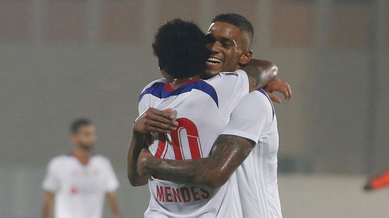 غوميز يحتفل مع مينديز بالفوز على عجمان. من المصدر