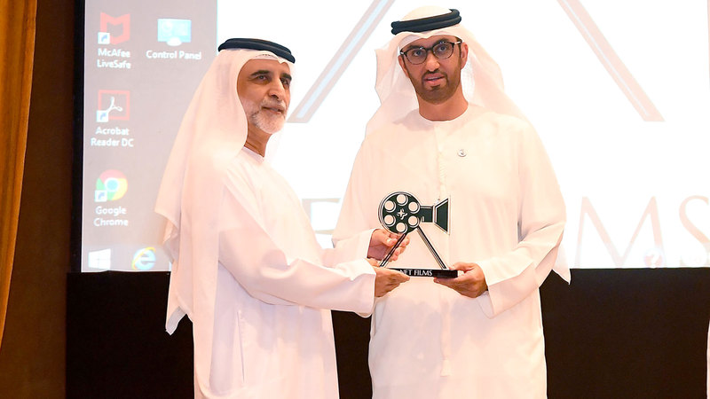 الجابر يسلّم غلوم جائزة العطاء الفني. تصوير: إريك أرازاس