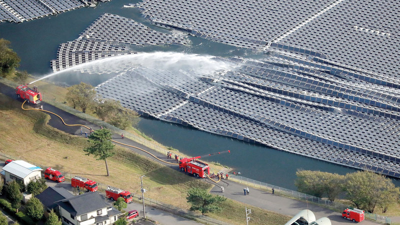 الألواح الشمسية العائمة تضرّرت من الرياح الناتجة عن الإعصار.

إي.بي.إيه