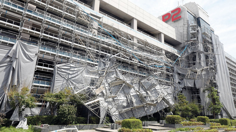 مبنى في مطار طوكيو تضرّر بفعل « فاكساي».

إي.بي.إيه