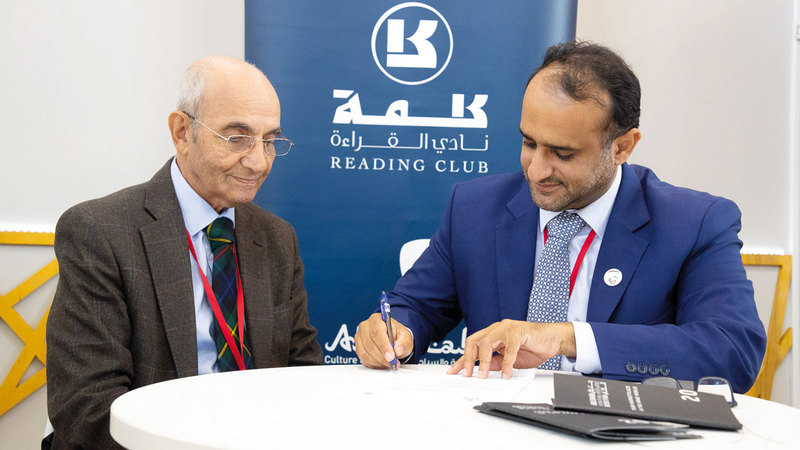 آل علي (يمين) يوقّع على إحدى اتفاقيات الترجمة.

من المصدر