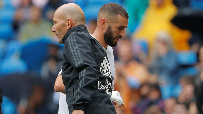 زيدان يصافح بنزيمة خلال تبديله أمس. رويترز