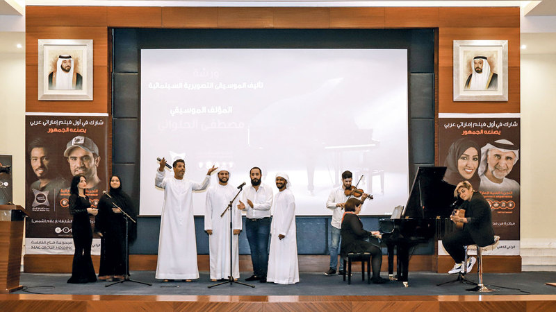 الورشة تخللتها وقفات غنائية لمواهب التجربة. من المصدر