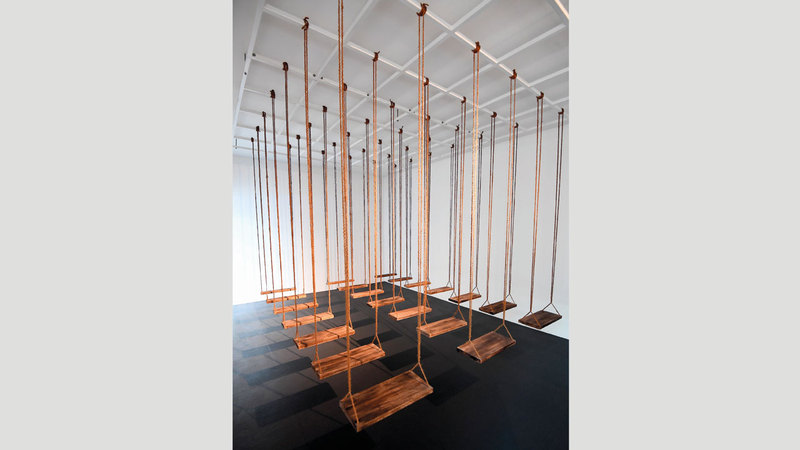 عمل ود البياتي يتكون من غرفة تمتلئ بالأراجيح.