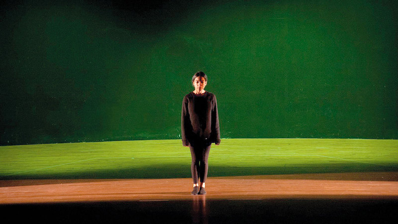 ميثاء عبدالله: &laquo;كل أعمالي تحمل الطابع المسرحي والأدائي، وأُصر على تقديم العمل الأدائي بنفسي&raquo;.