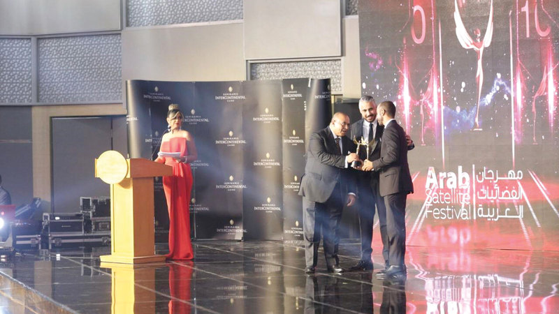 أحمد عبدالله تسلّم الجوائز خلال حفل ختام المهرجان بالقاهرة. من المصدر