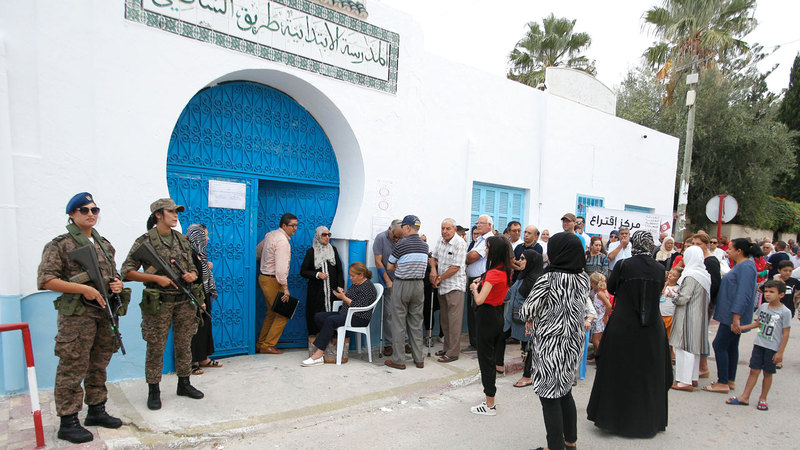 الناخبون في تونس يصطفون للإدلاء بأصواتهم في الانتخابات الرئاسية. أ.ب