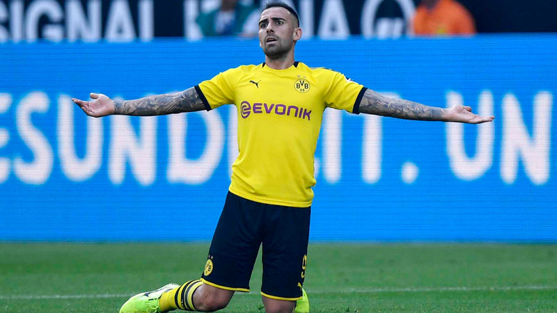 الدولي الإسباني باكو ألكاسير من بديل على مقاعد برشلونة إلى «هداف قاتل» مع بوروسيا دورتموند. أ.ف.ب