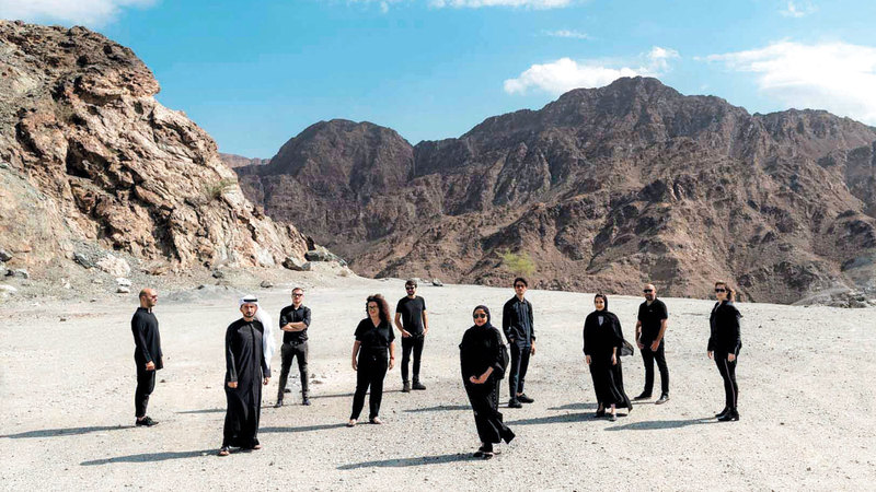 صورة جماعية لمصمّمي مشروع «حوار الحرف» المشارك في المعرض. من المصدر