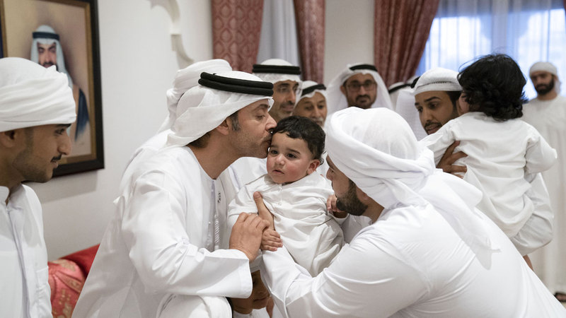 هزّاع بن زايد يقدّم واجب العزاء في الشهيد سعيد أحمد راشد المنصوري. وام