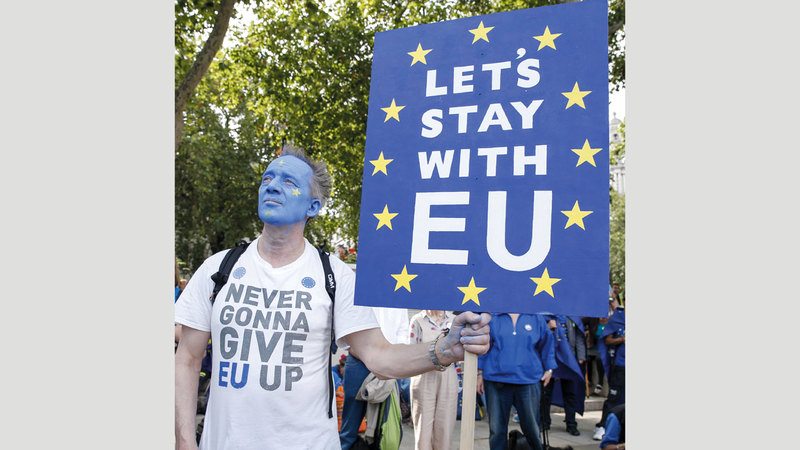 متظاهرون في لندن ضد «بريكست» يطالبون ببقاء المملكة المتحدة ضمن العائلة الأوروبية. إي.بي.إيه