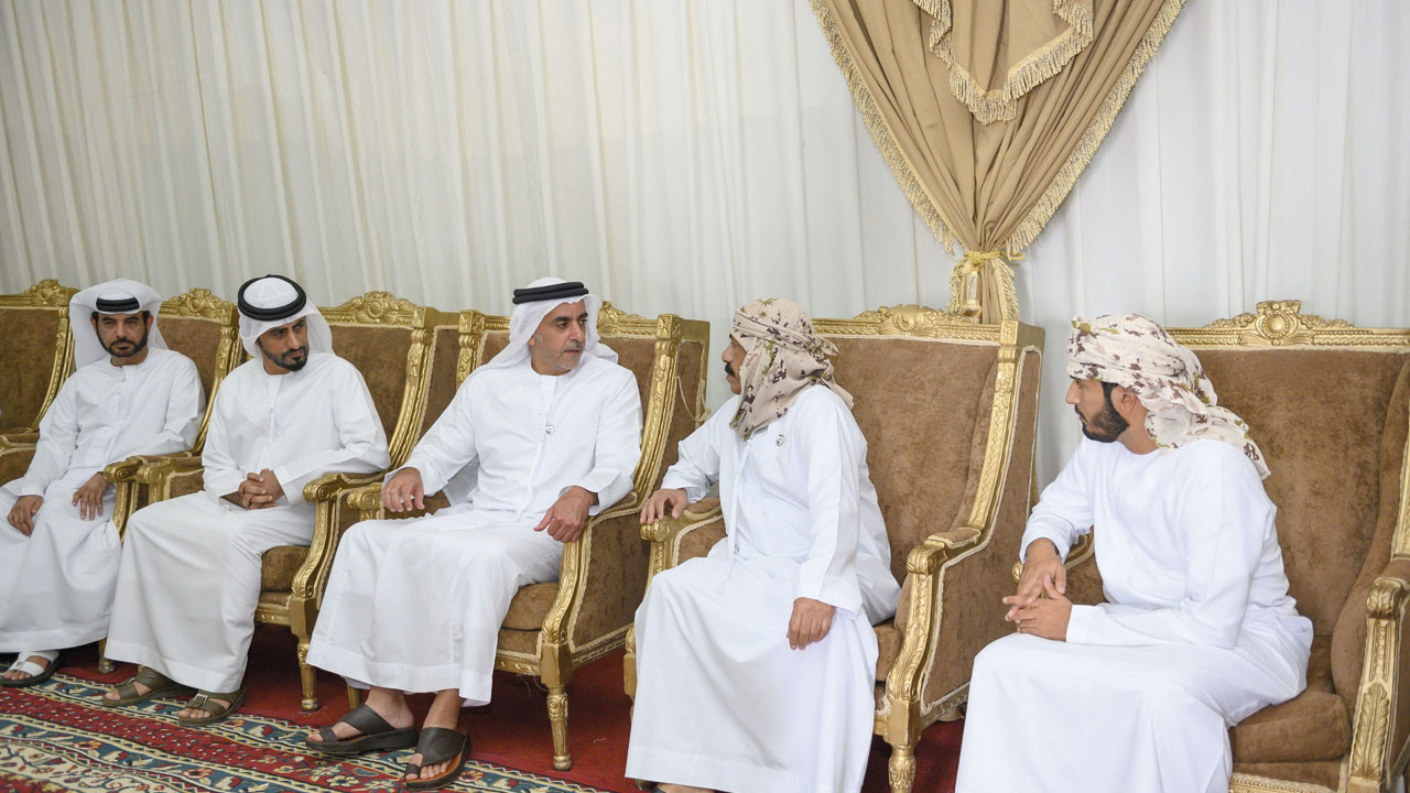 سيف بن زايد يقدّم واجب العزاء في الشهيد سيف ضاوي الطنيجي.
وام