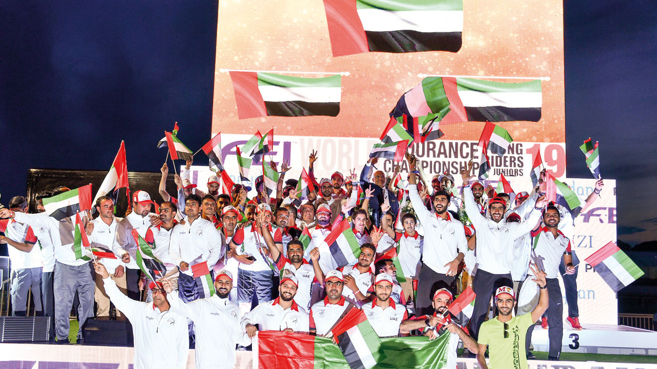 فرسان الإمارات يعتلون منصة التتويج أمس بعد انتزاع لقب بطولتي العالم للشباب والناشئين في مهرجان محمد بن راشد للقدرة المقام حالياً

في مدينة بيزا الإيطالية.

من المصدر