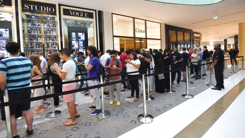 متعاملون وقفوا ساعات طويلة لحجز أماكنهم في صفوف الانتظار وتسلم الهواتف.

تصوير: مصطفى قاسمي