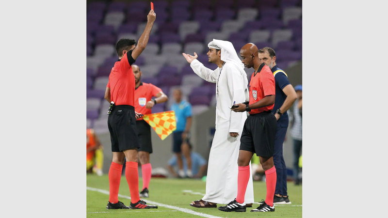 الحكم أحمد عيسى أدار مباراة العين واتحاد كلباء. تصوير: إريك أرازاس