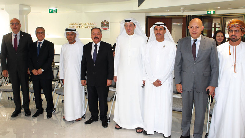 سفراء وممثلو البعثات العربية خلال الجلسة التعريفية التي أقامتها وكالة الإمارات للفضاء. من المصدر