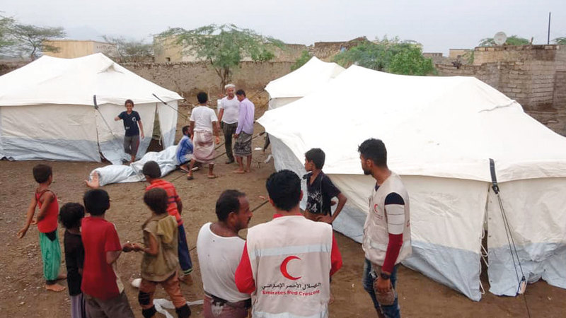 المساعدات الإماراتية جاءت تلبية لنداء استغاثة حيث تم رفد الأسر بخيام إيوائية وسلال غذائية.  وام