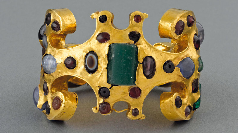 يضم المعرض قطعاً من مجموعة متحف الفنون الزخرفية في باريس ومن مجموعات العديد من المؤسسات الفرنسية والمحلية والعالمية

من المصدر